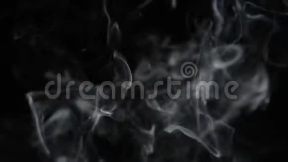白色的烟雾从底部向上升起在黑色的背景上视频的预览图