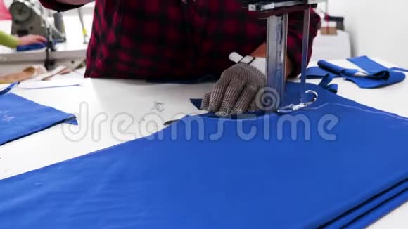 纺织厂一名女工用电刀割布视频的预览图