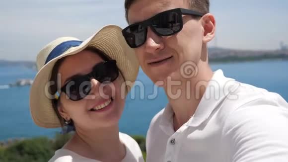 一对幸福的夫妇摆出亲吻壮丽景色的姿势视频的预览图
