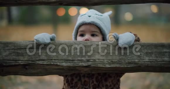 在黄昏的寒冷的秋日幼儿女孩在探索公园视频的预览图
