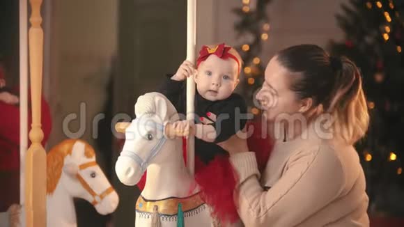 圣诞节概念母亲穿着米色毛衣带着她的孩子在圣诞节工作室视频的预览图