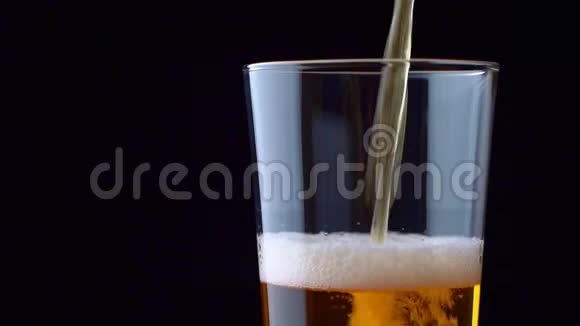 冷啤酒倒入玻璃杯中视频的预览图