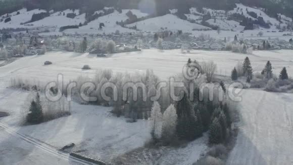 德国哈勒布奇市冬季日出时在山脚下鸟瞰舒适的德国小镇视频的预览图