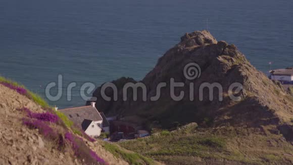 山坡上的海滩房屋面对着蓝色的海水视频的预览图
