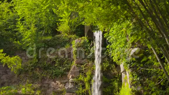 一条瀑布般的水流从一个小瀑布中涌出视频的预览图