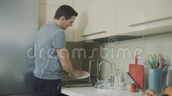性格开朗的丈夫慢吞吞地做家务视频的预览图