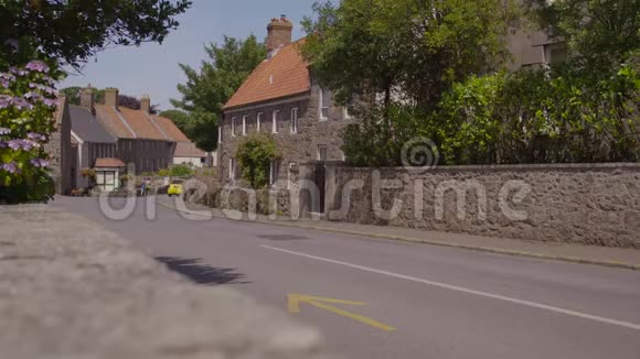 有平房石屋的风景优美的街道视频的预览图