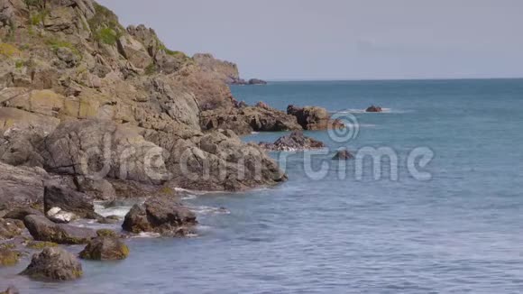 在海边的石头形成视频的预览图