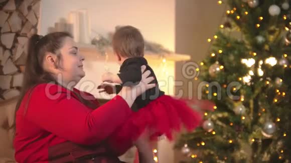 圣诞节概念一个丰满的女人抱着她的小女儿视频的预览图