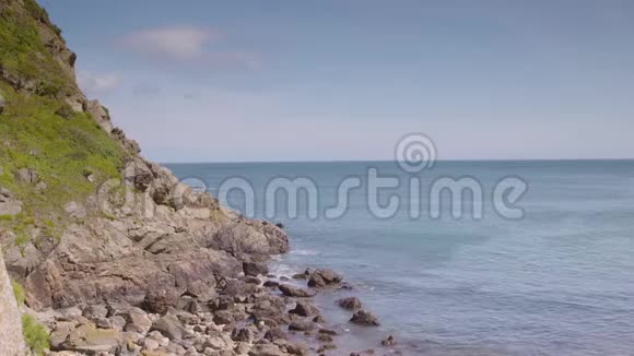 充满巨石的岩石海岸与大海接壤视频的预览图