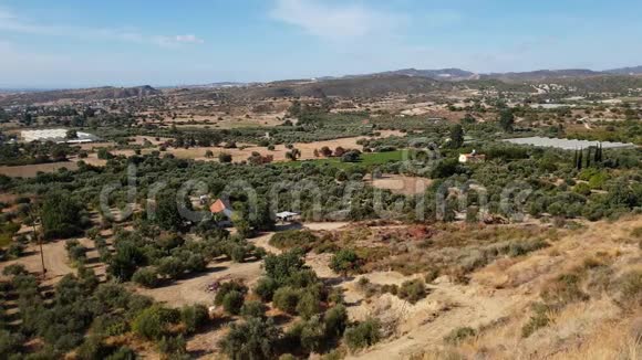 山谷里有橄榄树和农村的房子塞浦路斯视频的预览图