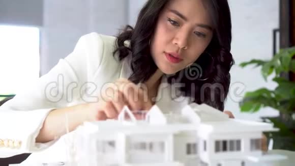 年轻的亚洲女建筑师制作建筑模型视频的预览图
