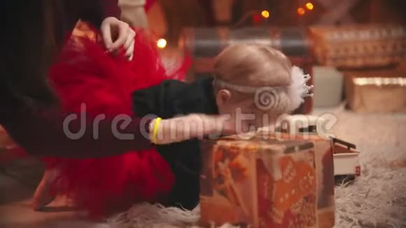 圣诞节概念一个可爱的小宝宝玩礼盒视频的预览图