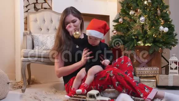圣诞节概念一个女人和她的小儿子玩婴儿拿着圣诞球视频的预览图