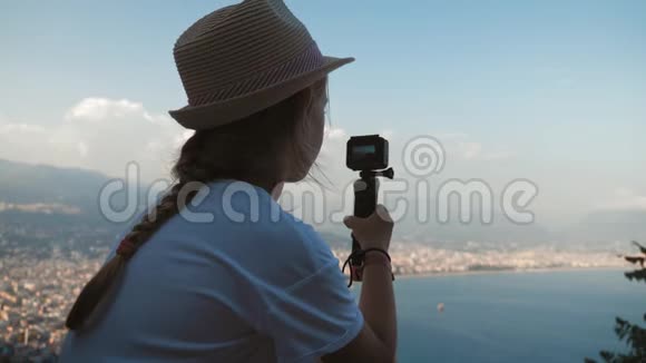 儿童女孩旅行者与相机拍摄视频城市景观阿拉尼亚市土耳其视点视频的预览图
