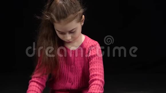 小女孩坐在地板上玩然后她的祖母走近她给了她一封信慢动作视频的预览图