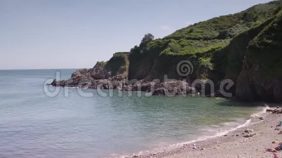 海滩边上的长满草的悬崖视频的预览图