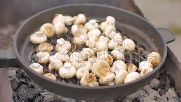 在煤制的煎锅里煎蘑菇视频的预览图
