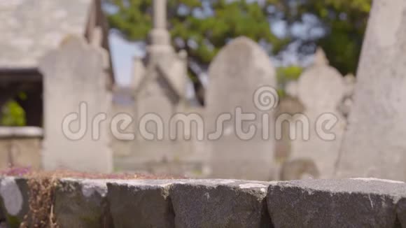 在棚子附近的墓地里有各种各样的墓碑视频的预览图