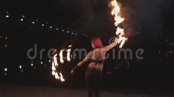黄昏时分一个女人和火扇跳舞视频的预览图