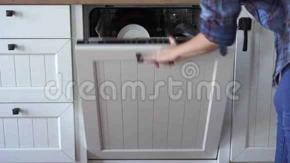 女人打开洗碗机拿出干净的盘子视频的预览图