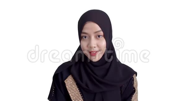 穿着传统服装和戴头巾的年轻穆斯林妇女视频的预览图