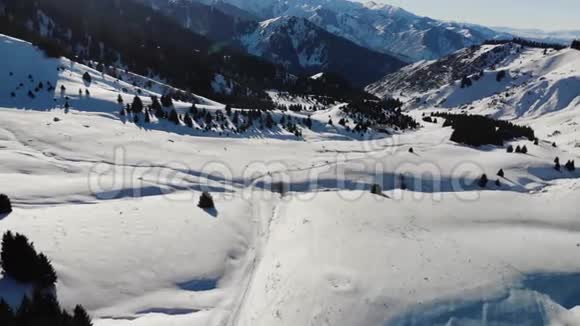 冬天骑摩托车的人骑在高山上视频的预览图