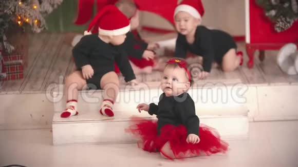 圣诞节概念小宝宝坐在圣诞工作室的地板上视频的预览图