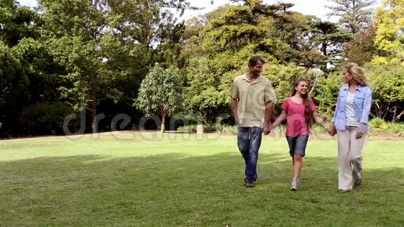 一家人在公园散步视频的预览图