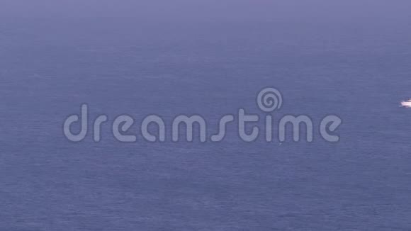 一艘快艇在蓝色的海洋中疾驰视频的预览图
