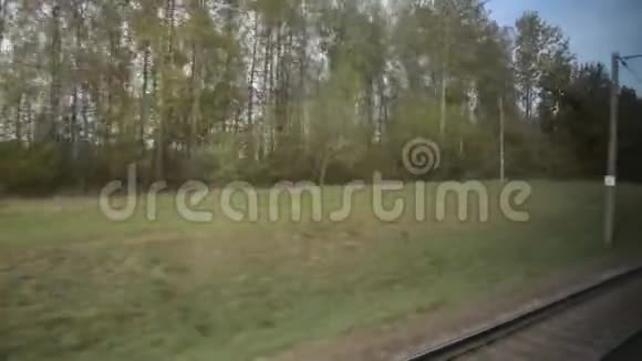 从高速列车上观看视频的预览图