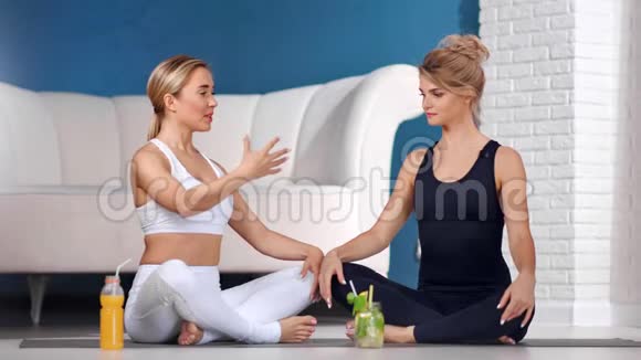 专业女性瑜伽教练教授健身女性坐莲姿势呼吸练习视频的预览图