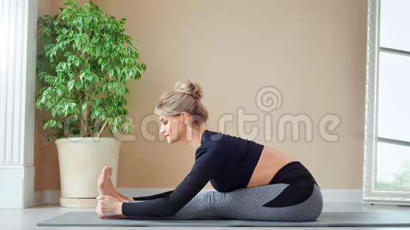 微笑赤脚女子练习瑜伽积极情绪在演播室全镜头视频的预览图