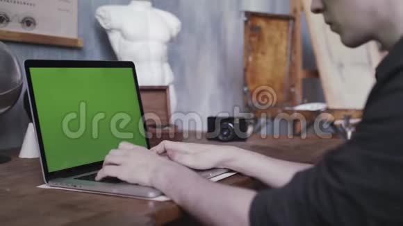 在笔记本电脑上用绿色色键屏幕特写男人的手打字库存录像笔记本电脑新技术概念视频的预览图