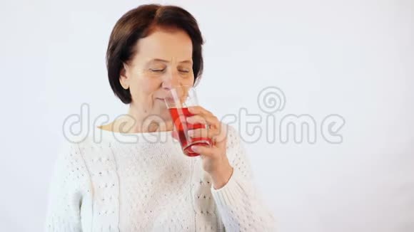 老年妇女喝红汁视频的预览图