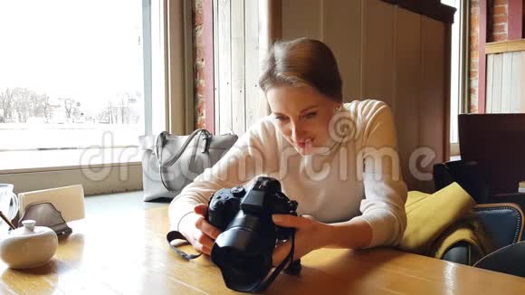 有摄像机的女人坐在咖啡馆里视频的预览图