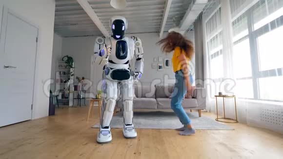 一个机器人跳舞一个女人在房间里跳Cyborg和人类概念视频的预览图