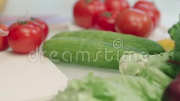 厨师切新鲜西红柿在切菜贴身女人亲手做沙拉视频的预览图