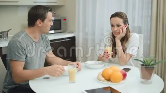 快乐的夫妻在厨房玩得很开心微笑的男人和女人视频的预览图