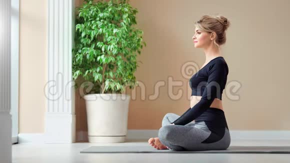 可爱的快乐女人享受锻炼显示完美的伸展瑜伽工作室内部视频的预览图