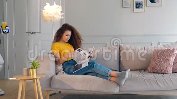 女人读杂志而机器人带来她的果汁Cyborg和人类概念视频的预览图