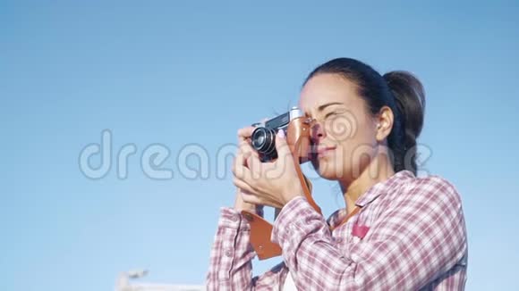 美丽的女人在早晨的天空背景下拍摄复古镜头视频的预览图