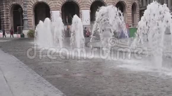 十几岁的女孩玩喷泉广场视频的预览图