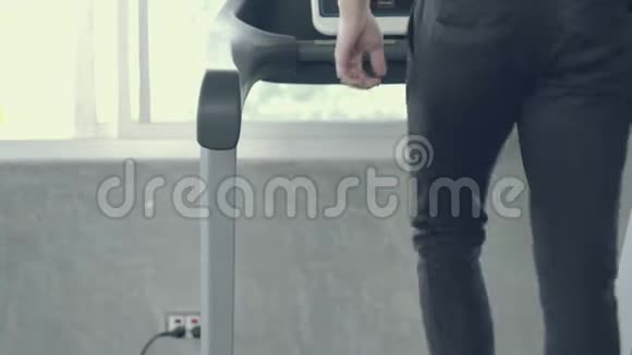年轻人健身运动在健身房跑步机上跑步亚洲男人锻炼有氧运动疲劳锻炼身体视频的预览图