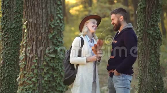 秋天的情侣在公园里摆姿势浪漫的秋天情侣在大自然的背景下摆姿势激情约会和爱情浪漫浪漫视频的预览图
