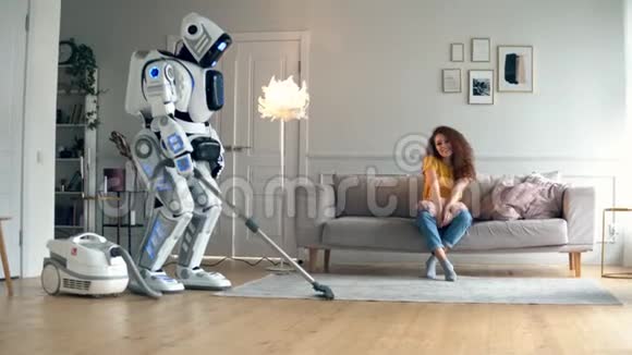 女孩跳舞而机器人真空清洁视频的预览图