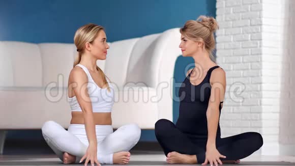 两个漂亮的运动年轻女子正在练习瑜伽展示出自己的名字视频的预览图