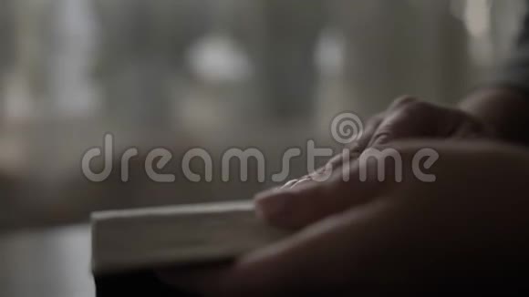 女人读一本书翻页复印空间视频的预览图