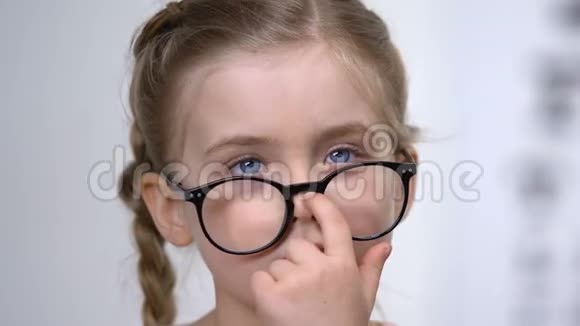 可爱的微笑女孩调整眼镜聪明的孩子女学生教育视频的预览图