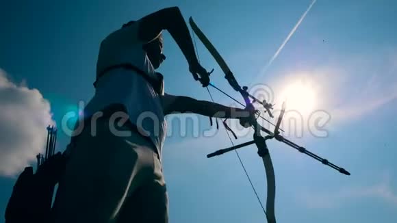 阳光明媚的天空和瞄准过程中的弓箭手视频的预览图